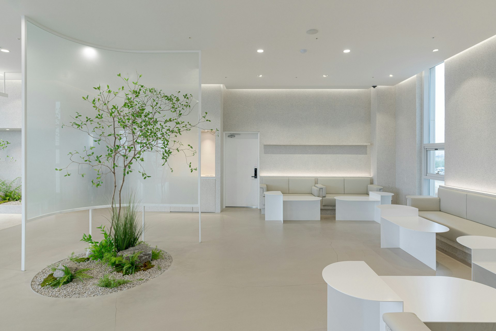 植栽のある明るい待合